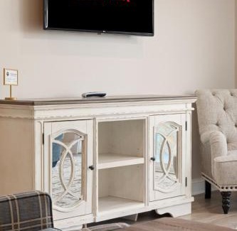 Traverse City Apartamento | Luxury Downtown 2BDR Lake View 2nd Floor Condo on West Bay 202W