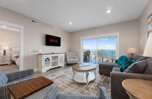 Traverse City Apartamento | Luxury Downtown 2BDR Lake View 2nd Floor Condo on West Bay 202W