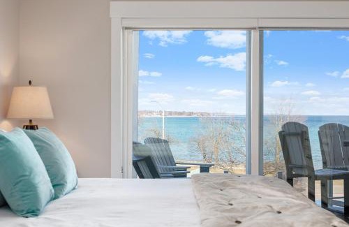 Traverse City Apartamento | Luxury Downtown 3BDR Lake View Penthouse Condo on West Bay 301W