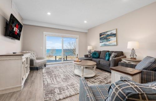 Traverse City Apartamento | Luxury Downtown 3BDR Lake View Penthouse Condo on West Bay 301W