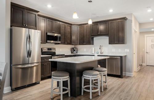 Traverse City Apartamento | Luxury Downtown 3BDR Lake View Penthouse Condo on West Bay 301W