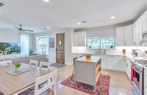 Riverside Casa | Luxury Downtown Condo - Upstairs Firepit! In The Hot Middle of All The Action!