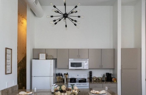 Downtown Memphis Apartamento | LUXURY DOWNTOWN CONDO “WALKING DISTANCE TO EVERYTHING”.