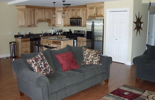 New Buffalo Apartamento | Luxury Downtown Getaway: 2BR Condo Near New Buffalo’s Top Attractions!