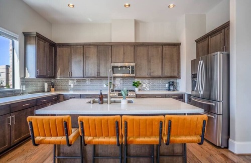 East Downtown Houston Casa | Luxury Downtown Home w Rooftop Deck in the Skyline