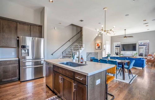 East Downtown Houston Casa | Luxury Downtown Home w Rooftop Deck in the Skyline