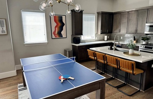 East Downtown Houston Casa | Luxury Downtown Home w Rooftop Deck in the Skyline