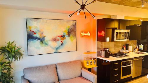 Connaught Apartamento | LUXURY Downtown Sunset Getaway - Your Home Away From Home - Fully Stocked Kitchen, Gym, Balcony, FREE PARKING