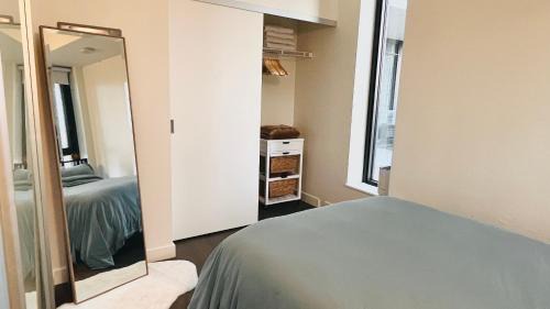 Connaught Apartamento | LUXURY Downtown Sunset Getaway - Your Home Away From Home - Fully Stocked Kitchen, Gym, Balcony, FREE PARKING