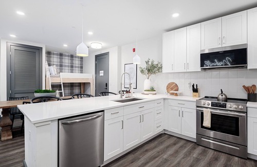 Rolling Mill Hill Condominio | Luxury Downtown. Walk to Broadway. Sleeps 10. Rooftop & Gym.