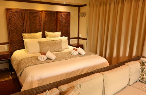 Middelburg Casa | LUXURY EN-SUITE ROOM WITH LOUNGE @ 4 STAR GUEST HOUSE