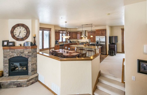 Bear Crossing Casa | Luxury, END UNIT townhome w/amazing views & privacy. High-end furnishings. Cozy.