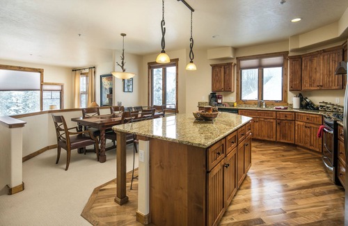 Bear Crossing Casa | Luxury, END UNIT townhome w/amazing views & privacy. High-end furnishings. Cozy.