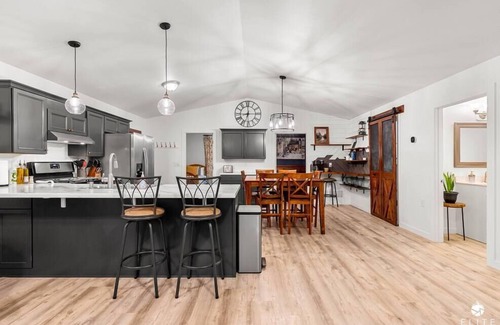 Knik-Fairview Casa | Luxury ensuite, modern amenities