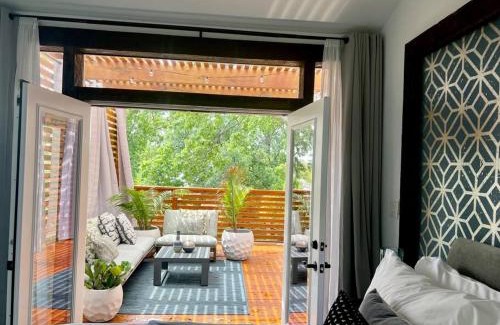 Langdon Apartamento | Luxury escape in DC, with a private Deck! Parking included