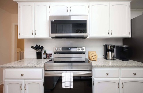 North San Antonio - SAT Casa | Luxury Escape: Pool, Sportscourt, Games, & Theater!