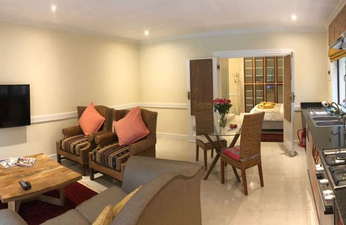 Bedfordview Apartamento | Apartamento ejecutivo de lujo con vistas a la hermosa piscina y jardín