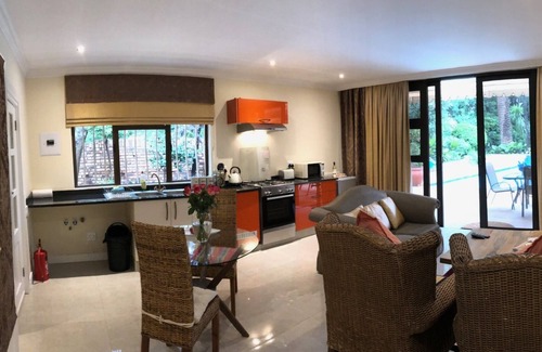 Bedfordview Apartamento | Apartamento ejecutivo de lujo con vistas a la hermosa piscina y jardín