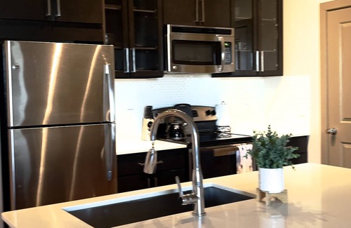 George Bush Park/Eldridge Apartamento | Luxury, Exquisite, Tastefully Furnished Space for Couples and Families"