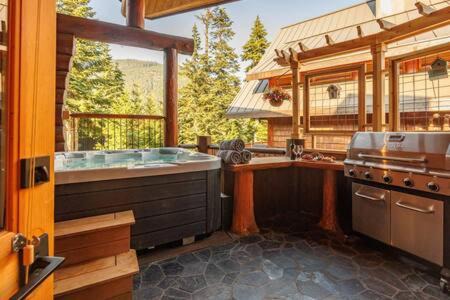 Snoqualmie Pass Casa | Luxury Family Cabin at Summit West