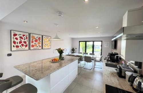 Windsor City Centre Casa | Luxury Family Home in Central Windsor with Large Garden, Games Room, Office, Parking & Pet-Friendly