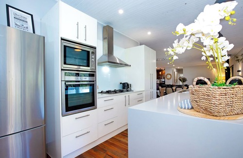 St. Albans Casa | Luxury Farm Hideaway on 20 acres - Sleeps 22