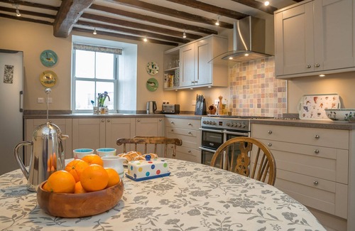 Cwmtirmynach Cabaña | Luxury Farmhouse in Mountain Location | Cwmain