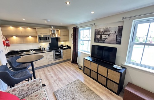 Filey Cabaña | Luxury first floor apartment sleeping 3 in 1 king sized bedroom.