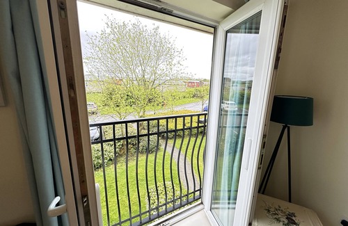 Filey Cabaña | Luxury first floor apartment sleeping 3 in 1 king sized bedroom.