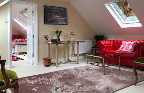 Wraysbury Apartamento | Piso de lujo con estacionamiento seguro, jardín de rosas y jardín de croquet.