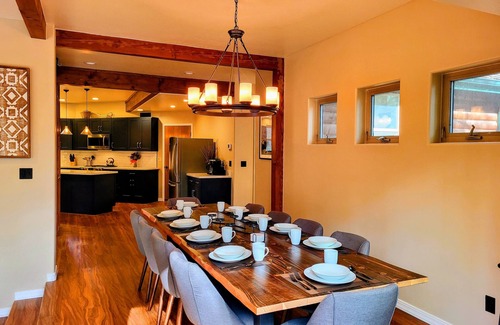 Flagstaff Cabina | Luxury forest 5 bedroom cabin w/fireplace & hot tub 5 mins to downtown Flagstaff