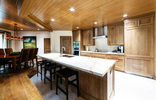 Deer Valley Apartamento | Luxury Four Bedroom Corner Suite with Hot Tub apartment hotel