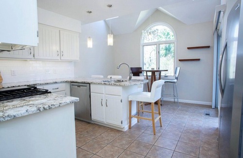 Weatogue Condominio | Luxury, fully furnished, dog friendly townhouse with attached garage.