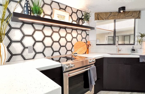 Baristo Condominio | Luxury gated downtown Palm Springs condo: spectacular views, pool, spa, tennis