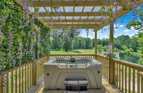 Coldspring Otro | Luxury Geo Dome with Hot Tub Perfect for a Glamping Getaway near Houston, Texas