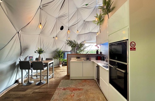 Newton Ferrers Casa | Geodome de lujo en Devon con jacuzzi privado, pesca y sala de cine 3D