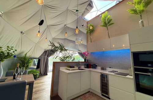 Newton Ferrers Casa | Geodome de lujo en Devon con jacuzzi privado, pesca y sala de cine 3D