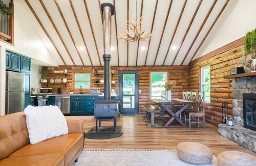 Richmondville Casa | Luxury Getaway Cabin Hot Tub + Sauna and More!