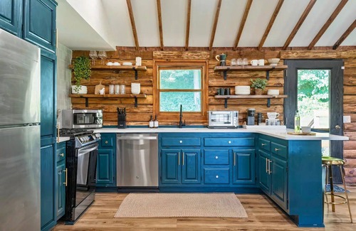 Richmondville Casa | Luxury Getaway Cabin Hot Tub + Sauna and More!