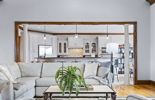 Marshall Casa | Luxury Getaway Home! Pool~HotTub~Sleeps18