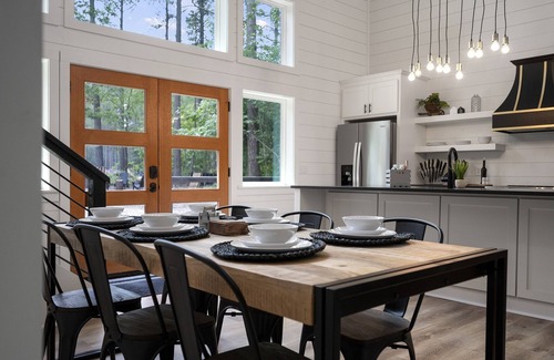 Pickens Cabina | Luxury Getaway I Mini Golf, Hot Tub, Fire pit, RV Parking