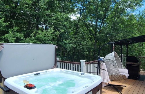 Bushkill Casa | Luxury getaway in vibrant woods, Jacuzzi, Hot Tub, Pool, Star Gazing.