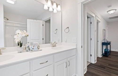 Spanish Wells Casa | Luxury Getaway! Brand New 4BD! Near Coligny Beach