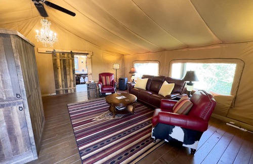 Dover Cabina | Red Feather Tent - El campamento de la tienda de Meadows en el refugio arbolado de 400 acres