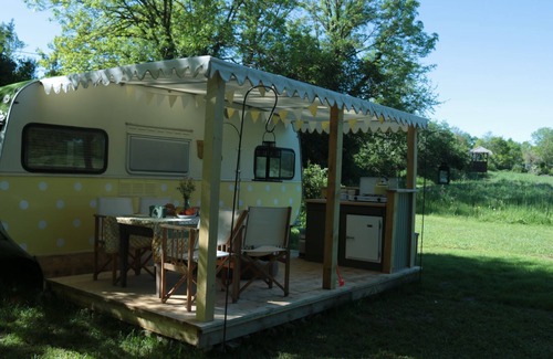Auzances Cabina | Glamping de lujo (caravana vintage y tiendas de campaña) en el corazón de la Francia rural