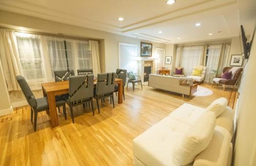 Glenview Casa | Luxury Glenview Retreat with Stunning Amenities