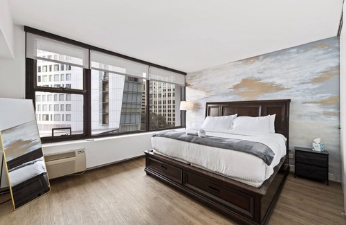 Rush and Division Apartamento | ✨💫Luxury Gold Coast Home w/ Rooftop Pool & Gym 💫✨