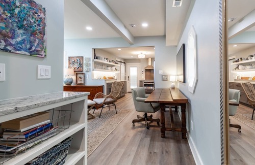 Historic District Apartamento | Luxury Gourmet Kitchen with Backyard and Parking at 1st floor Eastport Apartment
