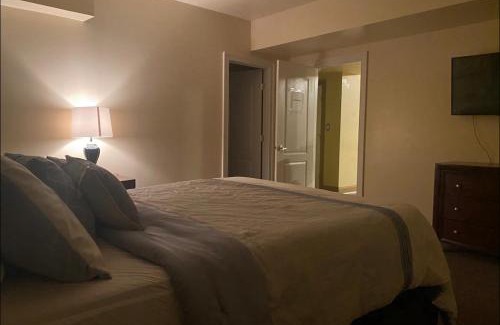 Croom Casa | Luxury Guest suite with movie theater, Lounge and Gameroom