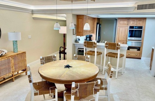 Sanibel Condominio | Disfrute de Sanibel en lujoso lujo a solo unos pasos del Golfo, ¡con una cabaña privada!